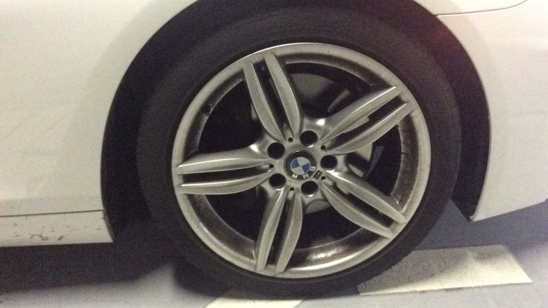 タイヤホイール前