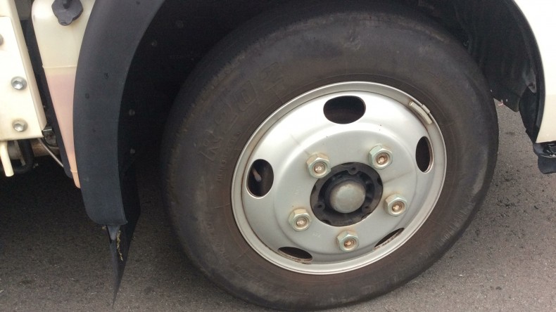 タイヤホイール前