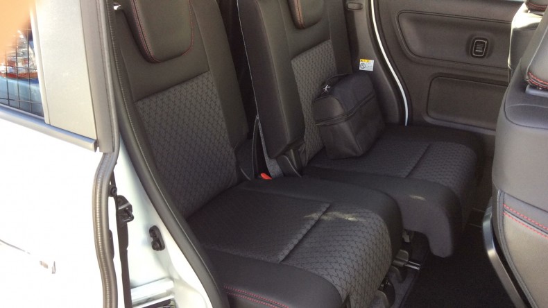 内装後方シート