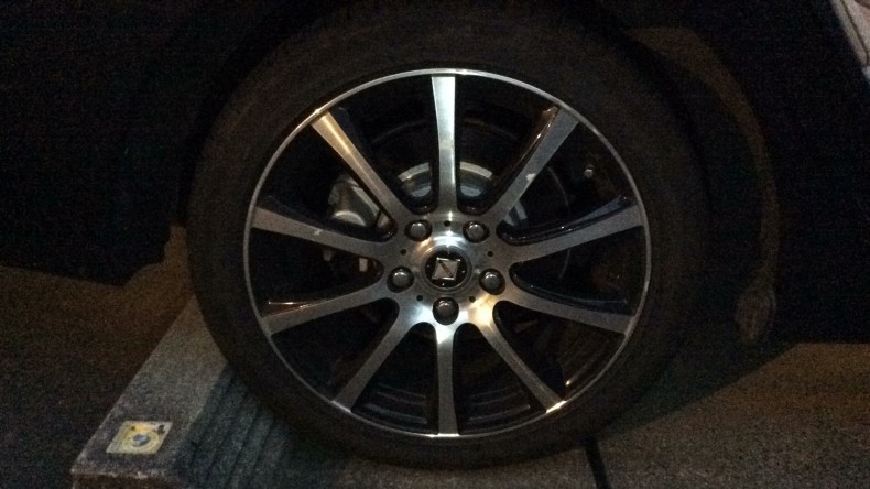 タイヤホイール前