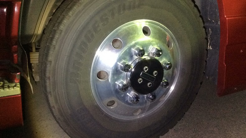 タイヤホイール前