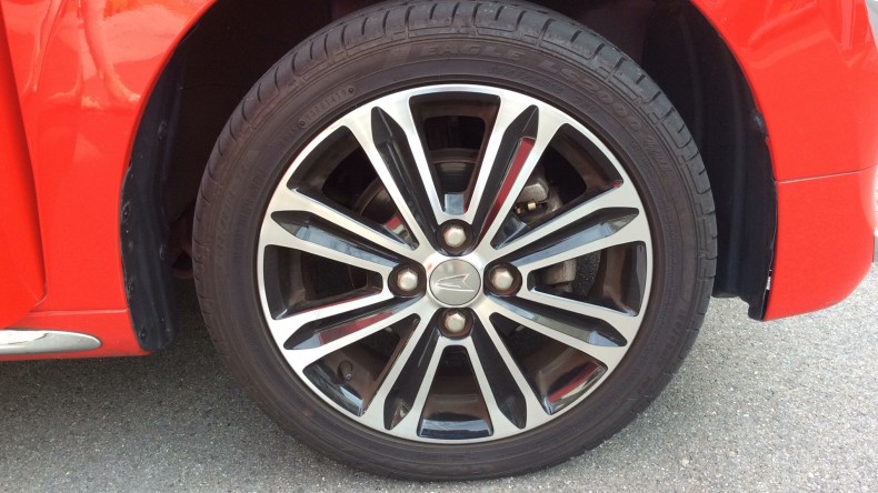 タイヤホイール前