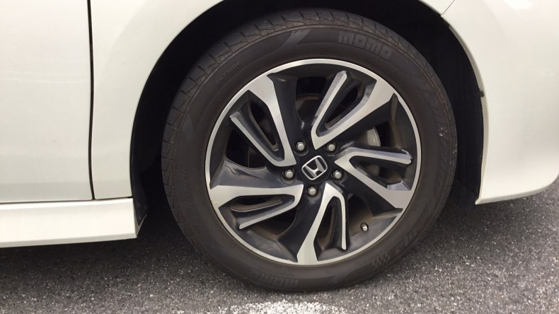 タイヤホイール前