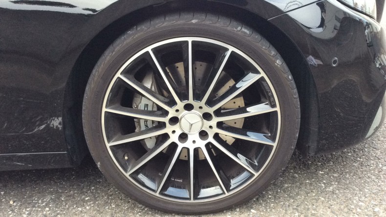 タイヤホイール前