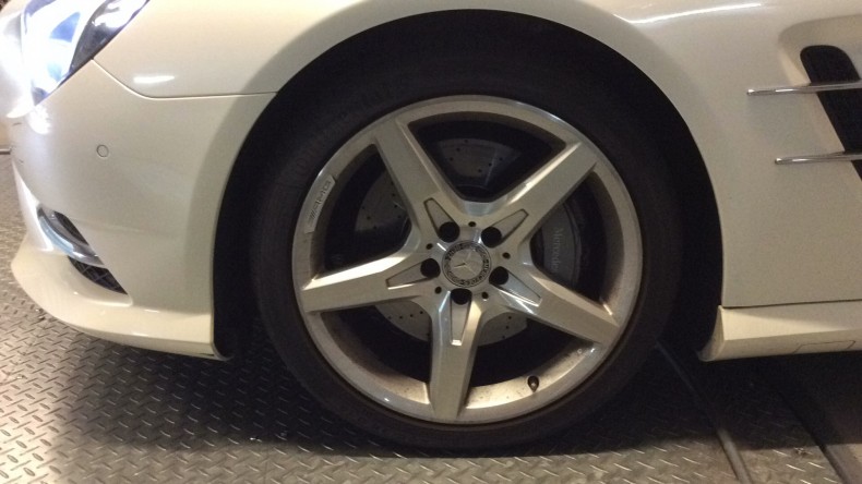 タイヤホイール前