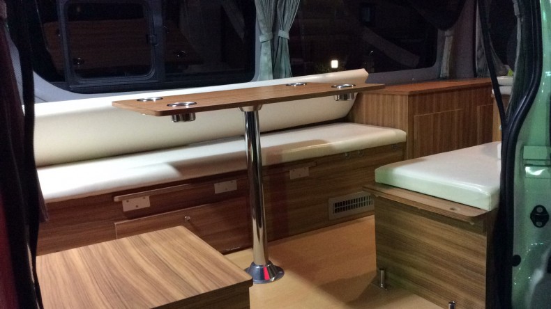 内装後方シート