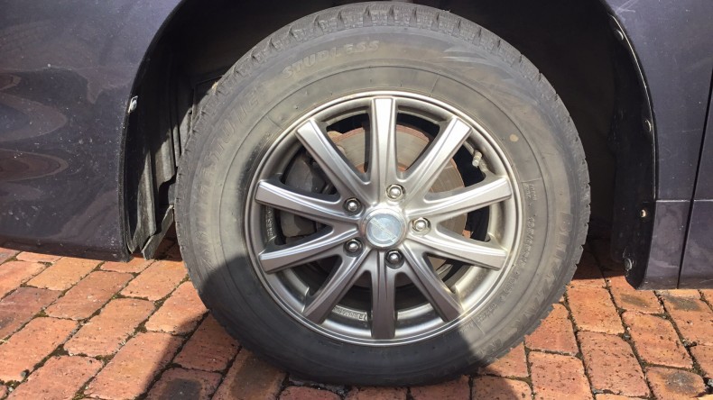 タイヤホイール前