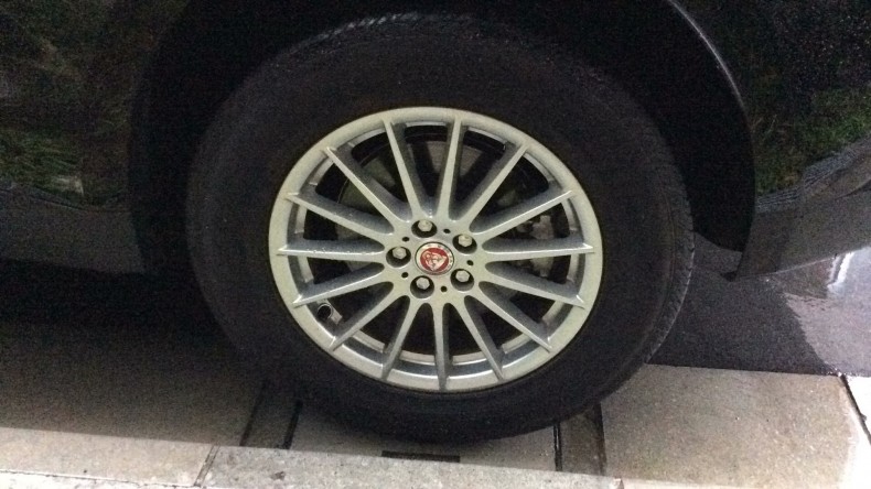 タイヤホイール前