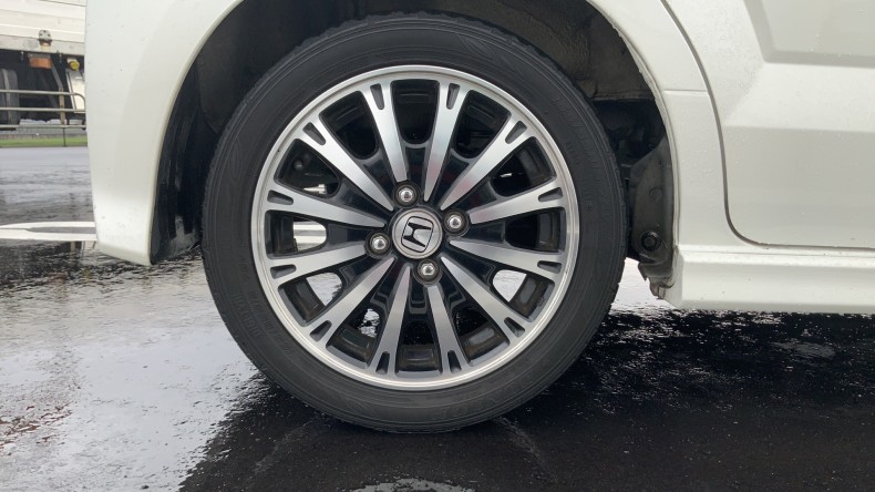 タイヤホイール前