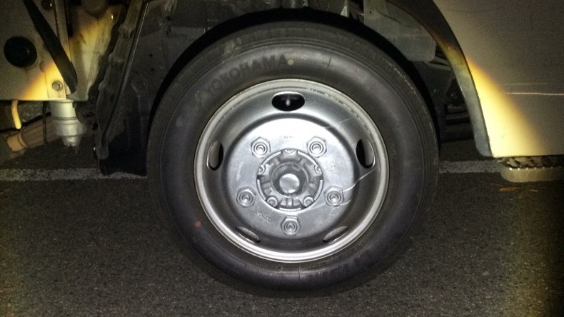 タイヤホイール前