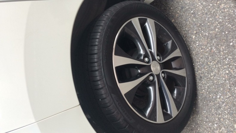 タイヤホイール前