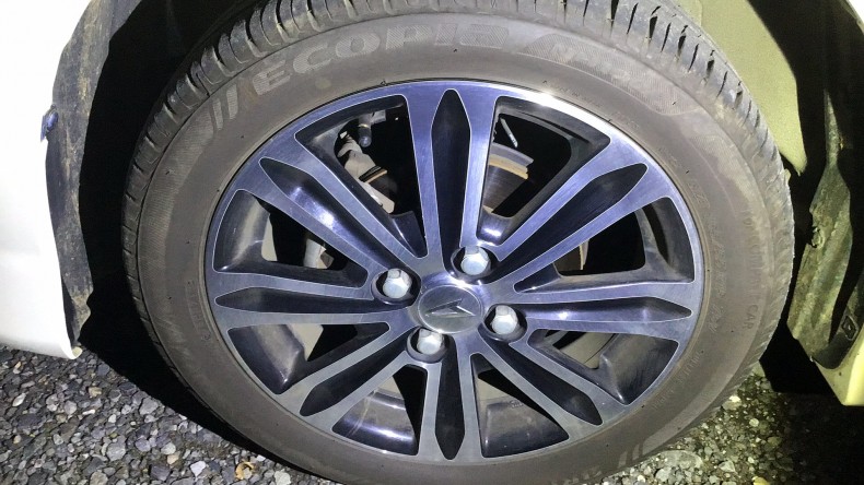 タイヤホイール前