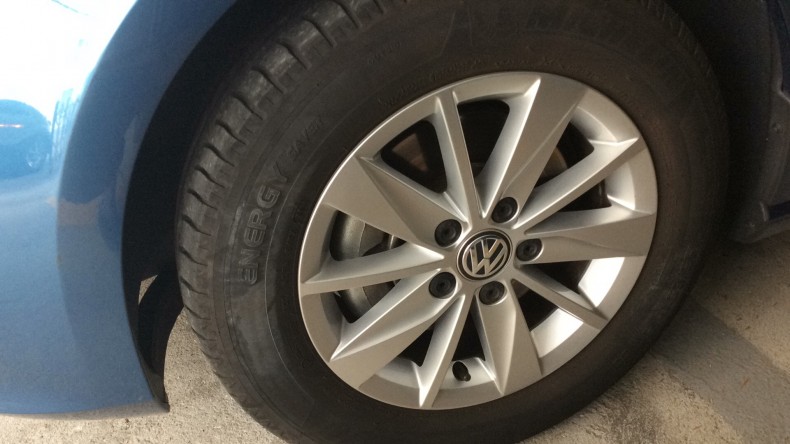 タイヤホイール前