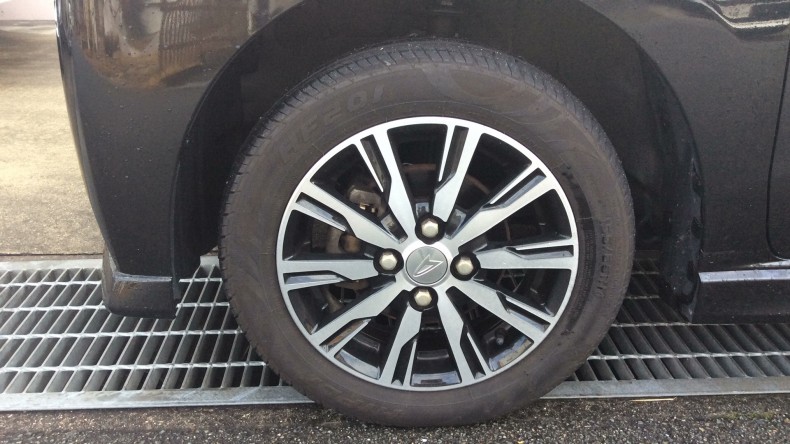 タイヤホイール前