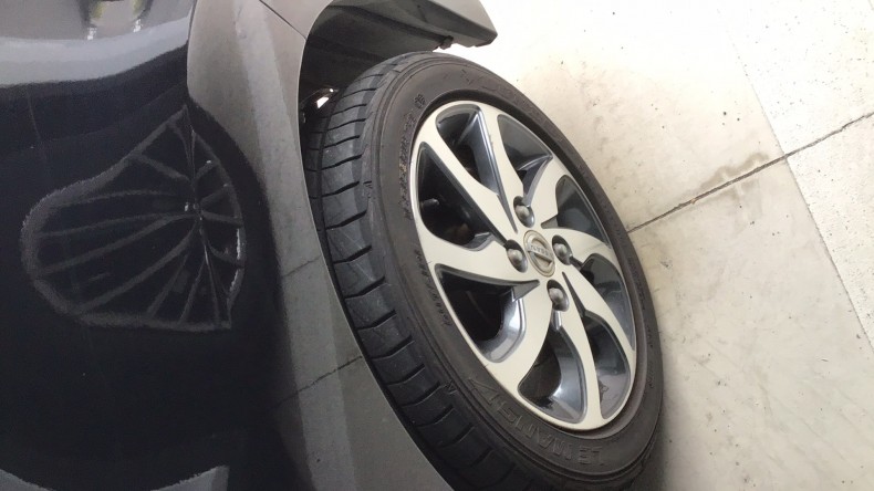 タイヤホイール前