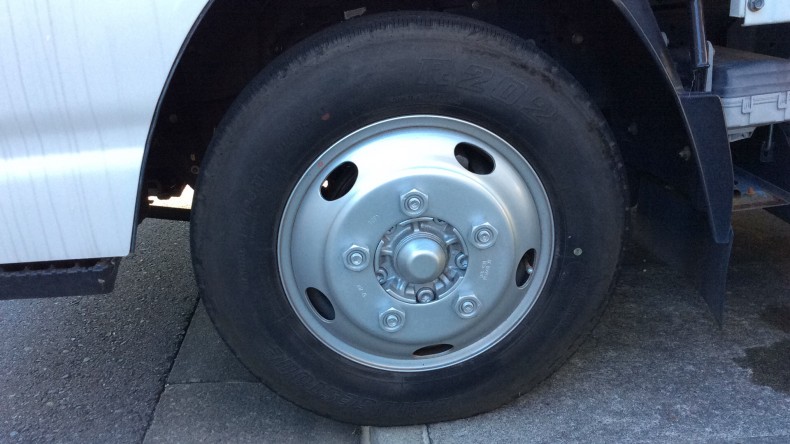 タイヤホイール前