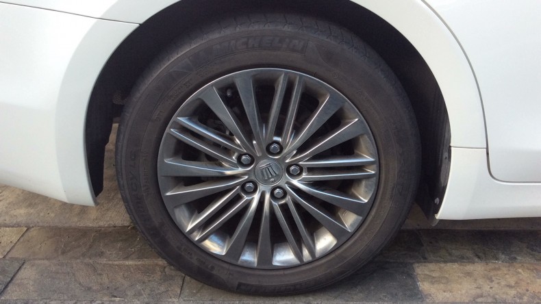 タイヤホイール前