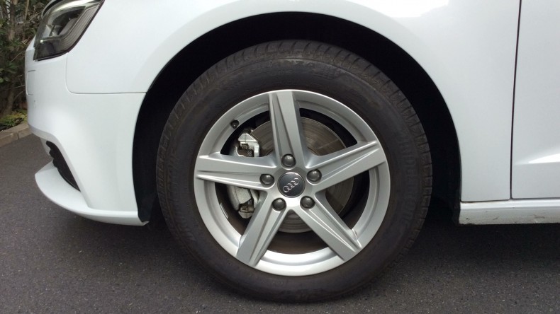 タイヤホイール前