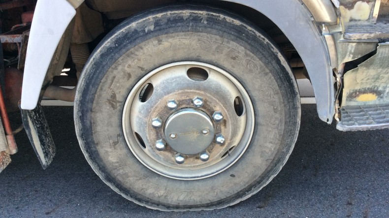 タイヤホイール前