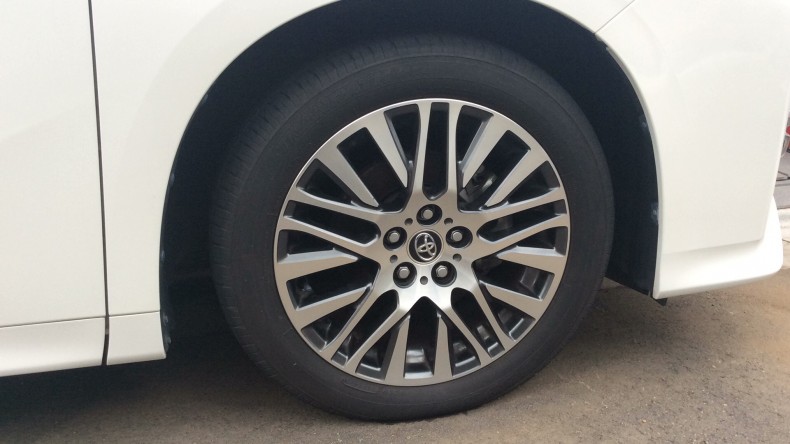 タイヤホイール前