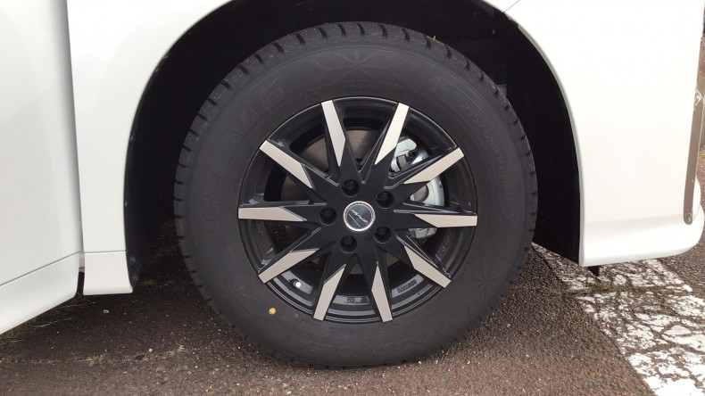 タイヤホイール前