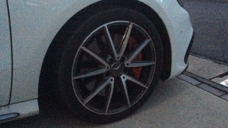 タイヤホイール前