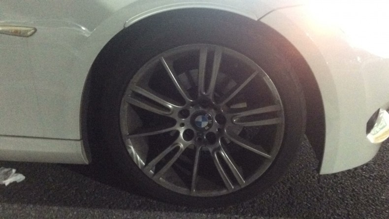 タイヤホイール前