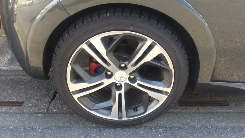 タイヤホイール前