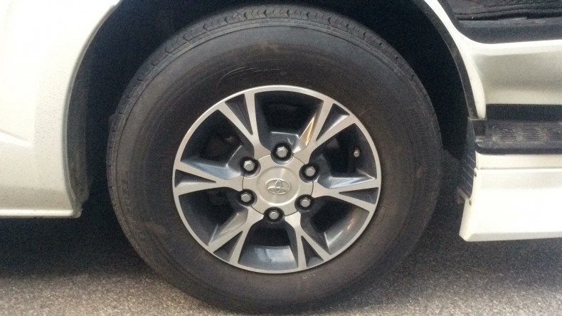 タイヤホイール前