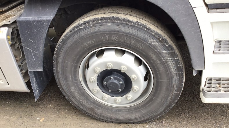 タイヤホイール前