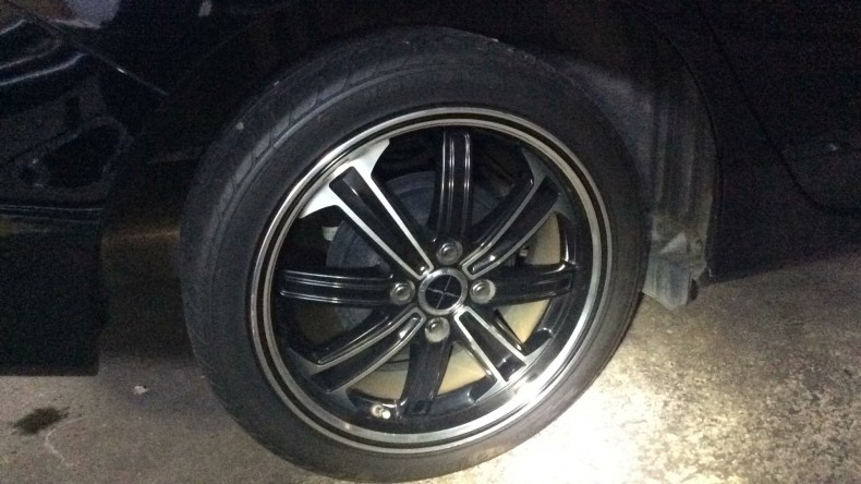 タイヤホイール前