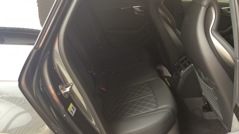 内装後方シート