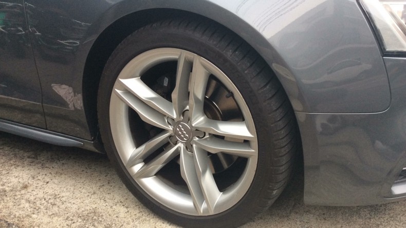 タイヤホイール前