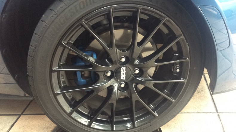 タイヤホイール前