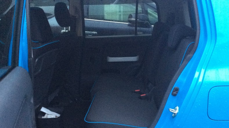 内装後方シート