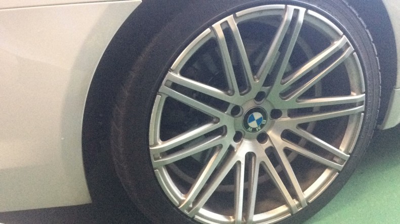 タイヤホイール前