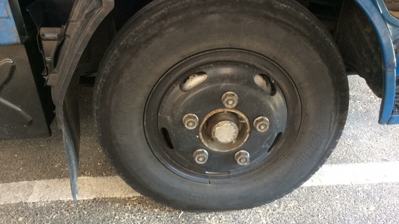 タイヤホイール前