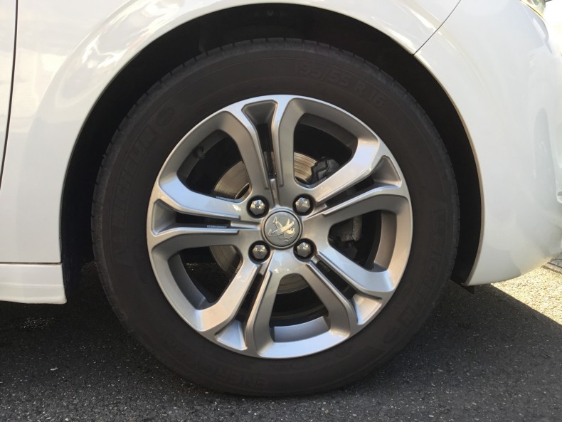 タイヤホイール前