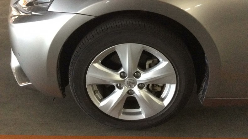 タイヤホイール前