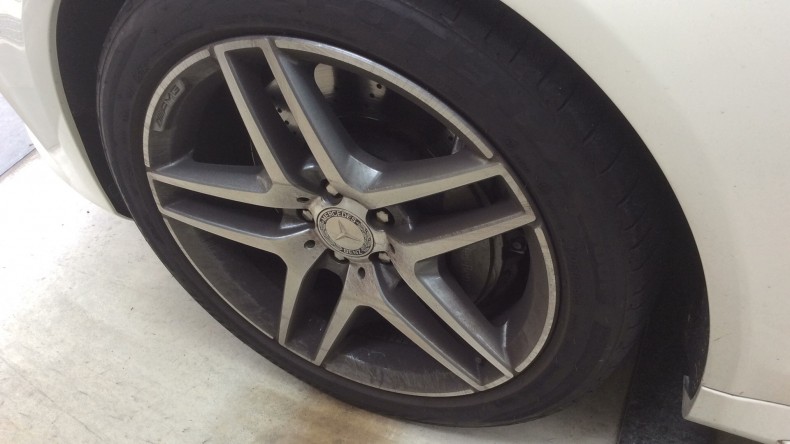 タイヤホイール前