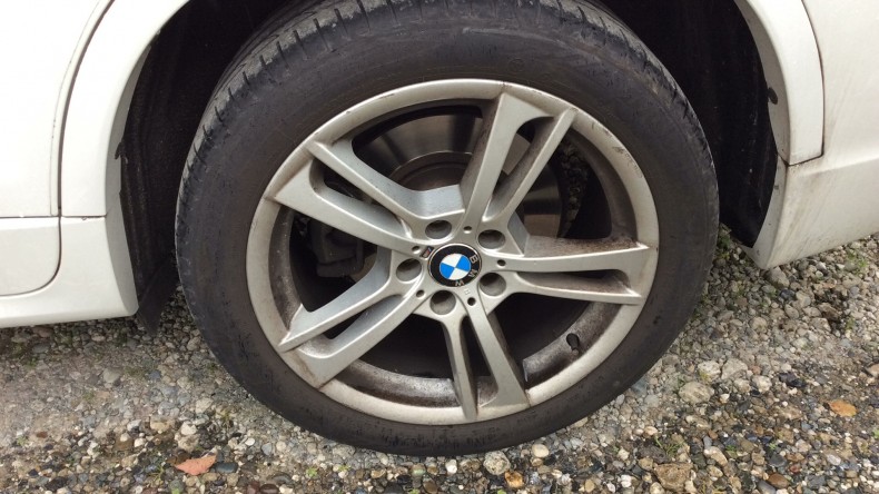 タイヤホイール前