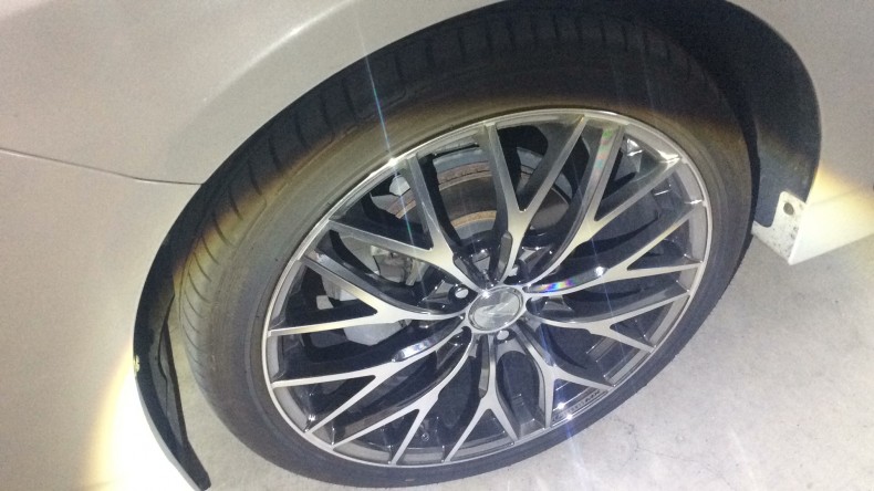 タイヤホイール前