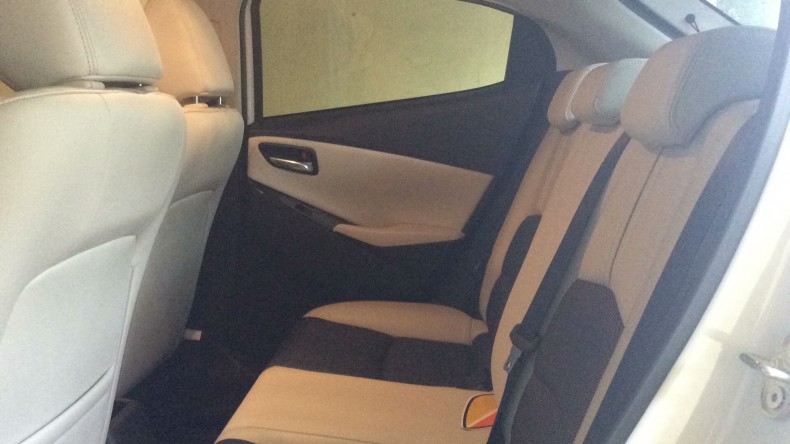 内装後方シート