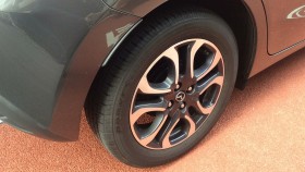 タイヤホイール前