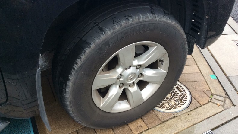 タイヤホイール前