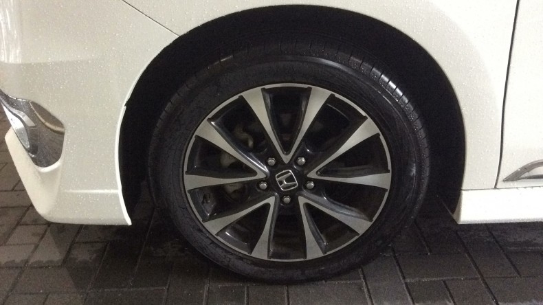 タイヤホイール前