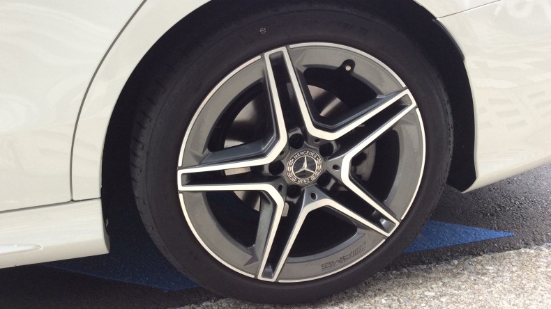 タイヤホイール前