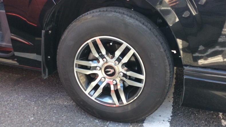 タイヤホイール前