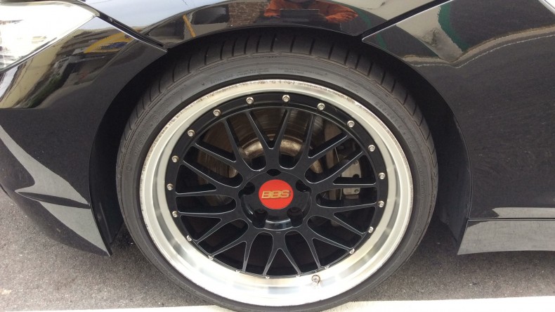 タイヤホイール前