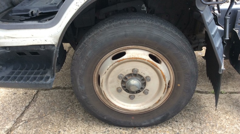 タイヤホイール前